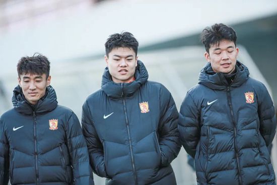 林德洛夫是滕哈赫本赛季至今使用最多的中卫，他在所有比赛中出场18次。